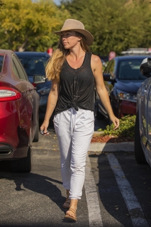 Kendra Wilkinson feet photo thumbnail