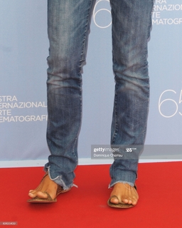 Natalie Portman feet photo thumbnail