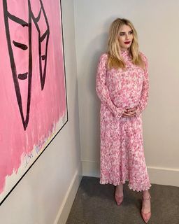 Emma Roberts feet photo thumbnail