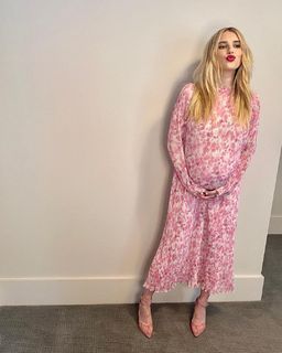 Emma Roberts feet photo thumbnail