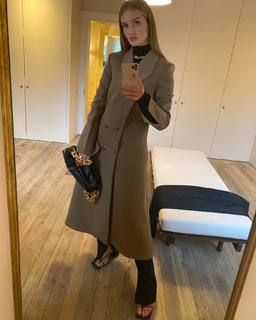 Rosie Huntington-Whiteley feet photo thumbnail