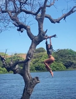 Bruna Marquezine feet photo thumbnail