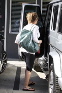 Hilary Duff feet photo thumbnail