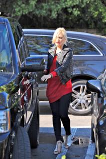 Gwen Stefani feet photo thumbnail