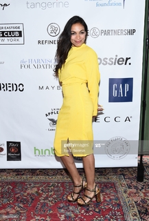 Rosario Dawson feet photo thumbnail