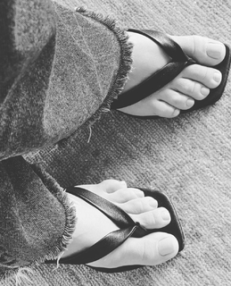 Isis Valverde feet photo thumbnail