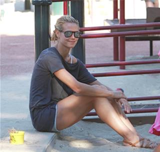 Heidi Klum feet photo thumbnail