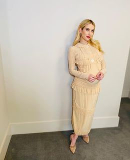 Emma Roberts feet photo thumbnail