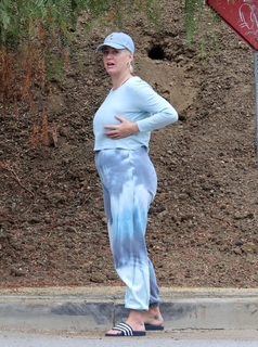Katy Perry feet photo thumbnail