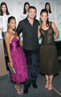 Katie Holmes feet photo thumbnail
