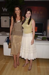 Katie Holmes feet photo thumbnail