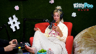 Gabbie Hanna feet photo thumbnail