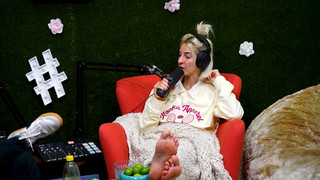 Gabbie Hanna feet photo thumbnail