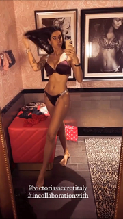 Valentina Vignali feet photo thumbnail