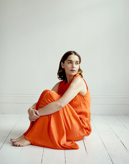 Emilia Clarke feet photo thumbnail