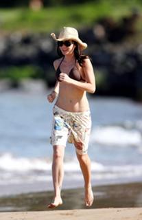 Alyson Hannigan feet photo thumbnail