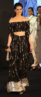 Kriti Sanon feet photo thumbnail