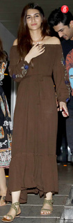 Kriti Sanon feet photo thumbnail