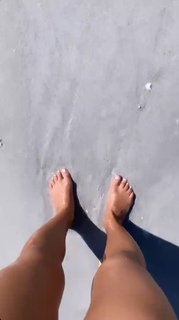 Jessie James Decker feet photo thumbnail
