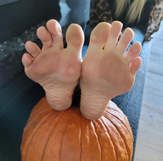 Kyle Unfug feet photo thumbnail