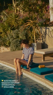 Selma Blair feet photo thumbnail