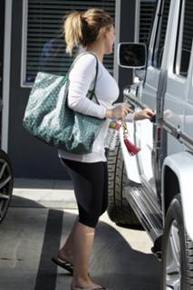 Hilary Duff feet photo thumbnail