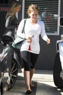Hilary Duff feet photo thumbnail