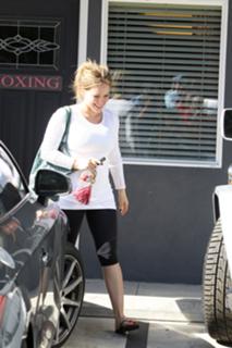 Hilary Duff feet photo thumbnail