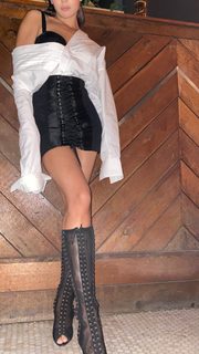 Hailee Steinfeld feet photo thumbnail