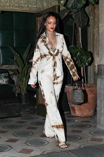 Rihanna feet photo thumbnail