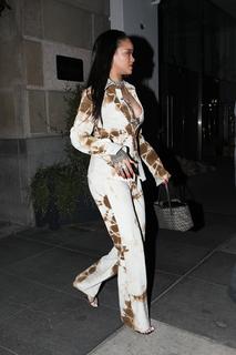 Rihanna feet photo thumbnail