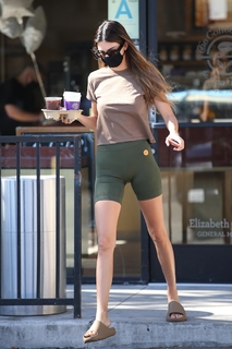 Kendall Jenner feet photo thumbnail