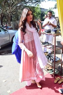 Kriti Sanon feet photo thumbnail