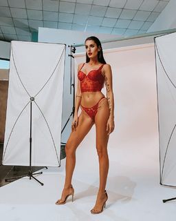 Valentina Vignali feet photo thumbnail