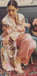 Sonam Kapoor feet photo thumbnail