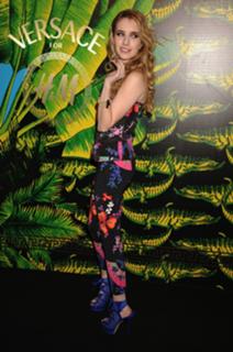 Emma Roberts feet photo thumbnail