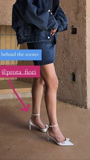 Selena Gomez feet photo thumbnail