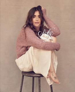 Lily Collins feet photo thumbnail