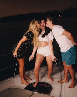 Lele Pons feet photo thumbnail