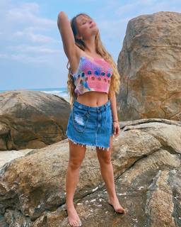 Larissa Manoela feet photo thumbnail