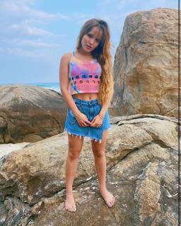 Larissa Manoela feet photo thumbnail