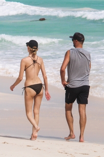 Martha Hunt feet photo thumbnail