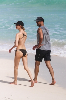 Martha Hunt feet photo thumbnail