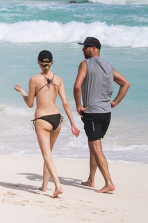 Martha Hunt feet photo thumbnail