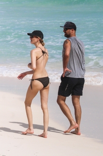 Martha Hunt feet photo thumbnail