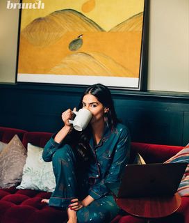 Sonam Kapoor feet photo thumbnail