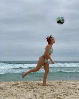 Larissa Manoela feet photo thumbnail