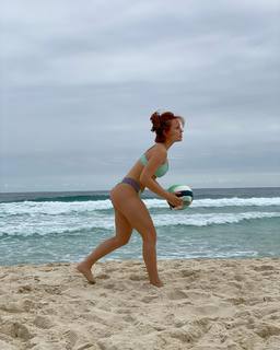Larissa Manoela feet photo thumbnail