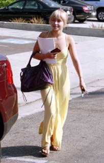 Hayden Panettiere feet photo thumbnail