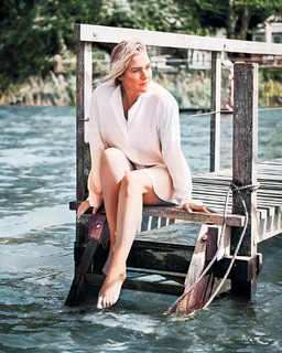 Kate Winslet feet photo thumbnail